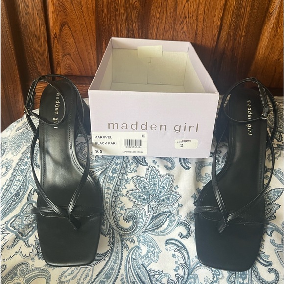 Madden Girl Marrvel Black Pari Black Dandals, womens size 9.5, new in box - Picture 1 of 10